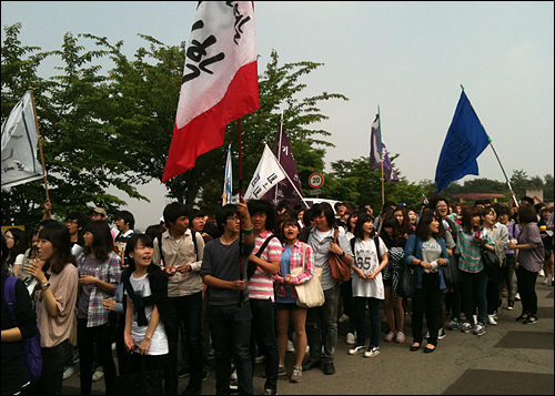 한신대 학생들이 등록금 인하를 요구하며 행진하고 있다.