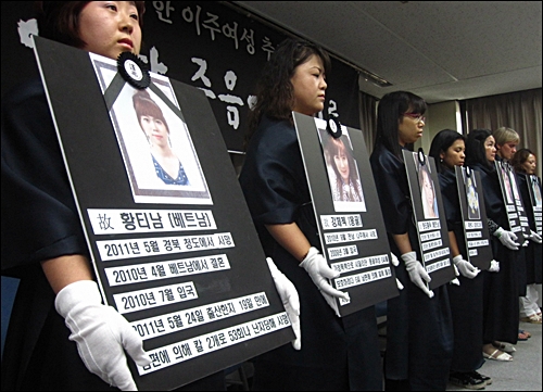 2011년 6월 2일 이주여성 추모제에 전시된 가정폭력으로 사망한 이주여성 7명의 영정 