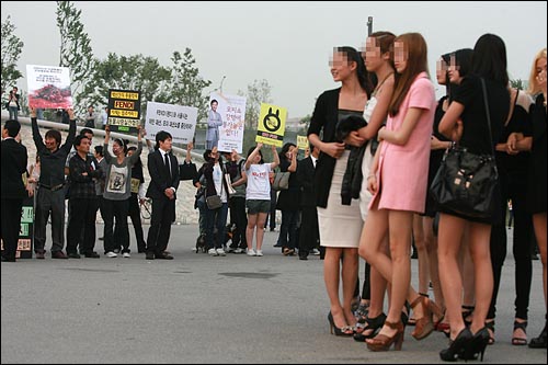 2일 오후 서울 반포대교 남단 인공섬인 세빛둥둥섬에서 이탈리아 패션브랜드 '펜디(FENDI)' 패션쇼가 열리는 가운데 동물보호시민단체 카라, 동물자유연대, 동물사랑실천협회 회원들이 모피반대 시위를 벌이고 있다.