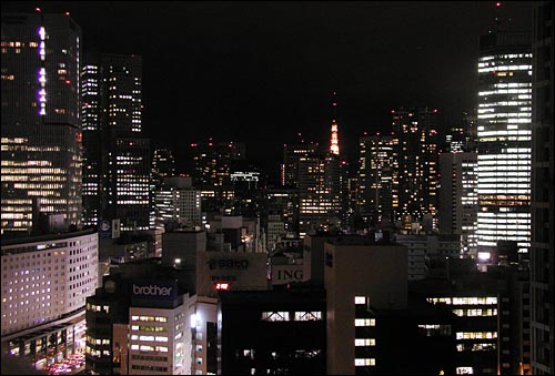 5월 30일 밤 9시경 일본 도쿄 야경. 가운데 보이는 탑이 도쿄 타워.