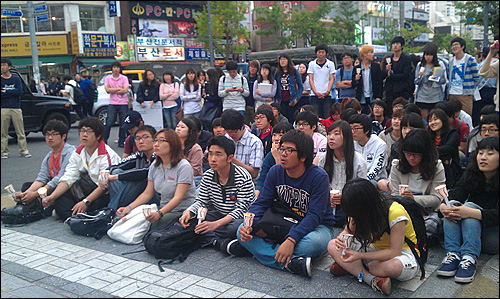  21C부산울산경남지역대학생연합은 지난 1일 저녁 부산대 정문 앞에서 “조건없는 반값등록금 실현을 위한 대학생 촛불문화제“를 열었다.
