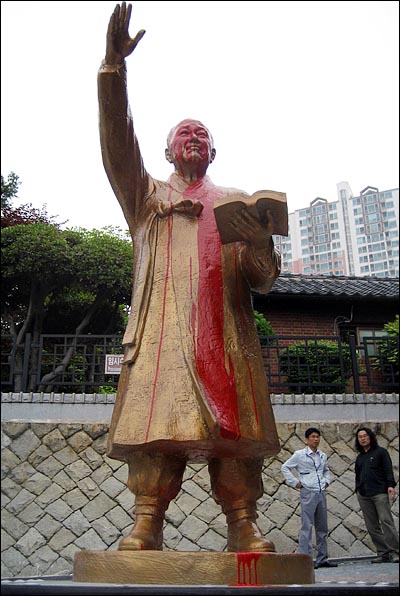 지난 6월 3일 오전  부산 서구 부민동 임시정부 기념관 앞에 있는 이승만 전 대통령 동상이 붉은색 페인트로 훼손돼 있는 것을 주민이 발견해 경찰에 신고했다.