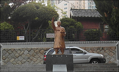 부산 서구청은 지난 3월 임시수도 기념관 입구에 이승만 전 대통령 동상을 세웠다. 최근 이 동상은 붉은색 페인트를 뒤집어 써 제작업체에 맡겨 보수 작업 중에 있다.
