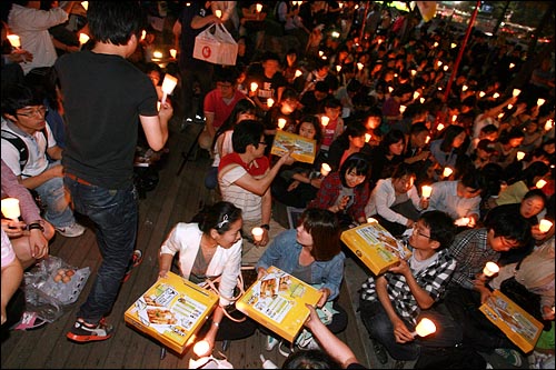 '반값등록금' 실현을 위한 촛불집회가 2011년 6월 3일 오후 서울 광화문 KT앞에서 열린 가운데 대학생들을 지지하는 '날라리 선배부대'(트위터리안 모임), '쌍코' '소울드레서', 네티즌들이 배달시킨 치킨, 햄버거 등이 학생들에게 나눠지고 있다.
