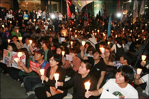 '반값등록금' 실현을 위한 촛불집회가 3일 오후 서울 광화문 KT앞에서 열린 가운데 참석자들이 구호를 외치고 있다.