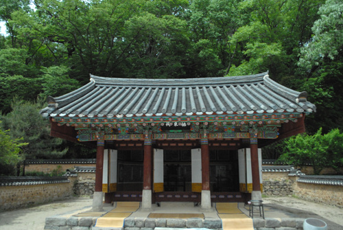 필암서원의 사당인 ‘우동사’는 북쪽에 하서 김인후 선생, 동쪽에 고암 양자징의 위패가 모셔져 있다.