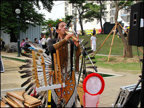 화려한 깃털 장식과 얼굴에 색칠까지 하고 공연을 펼치는 에콰도르 인디언 모히칸 공연을 무척이나 재미나게 봤습니다.