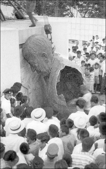 1960년 4·19 혁명 당시 남산 분수대 자리에 있던 이승만 동상이 기중기에 의해 철거되는 광경을 시민들이 지켜보고 있다.