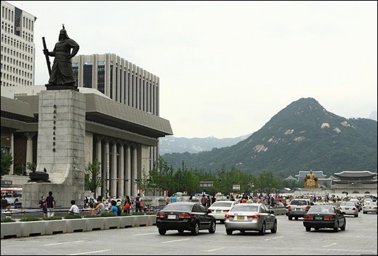 서울의 중심부 광화문 네거리에는 성웅 이순신 장군과 성군 세종대왕의 동상이 앞뒤로 서 있다. 