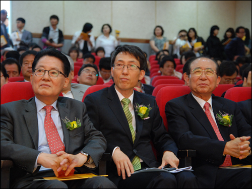 박지원 민주당 전 원내대표(왼쪽) 이훈 청와대 전 국정상황실장(가운데) 이해동 행동하는양심 이사장(오른쪽)