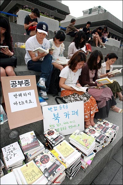  시민들이 보내온 책들이 수북하게 쌓이고 있다.