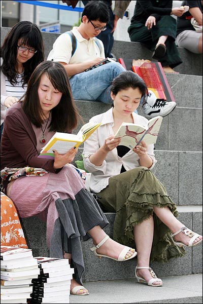  '반값등록금 북카페'에서는 방송인 김제동, <오마이뉴스> 오연호 대표, 문화평론가 진중권 교수와 이름을 알 수 없는 시민들이 보낸 책들을 자유롭게 볼 수 있다.