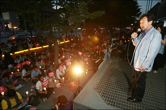 손학규 민주당 대표가 6일 오후 서울 광화문 KT앞에서 열린 한대련 주최 '반값등록금 실현 촛불집회'에 참석해서 연설을 하고 있다.