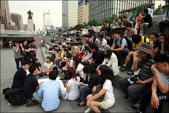광화문 광장 토론이 진행되는 가운데 지나가던 시민들도 관심을 보이며 학생들 옆자리에 앉아 이야기에 귀를 기울이기도 했다.
