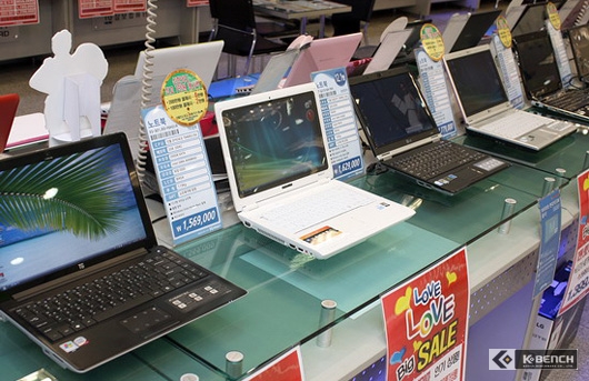 판매를 위해 진열된 노트북들