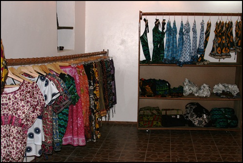 독특한 탄자니아의 느낌 그대로를 살린 옷들을 진열해놓은 옷가게