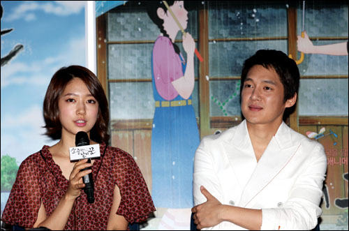  <소중한 날의 꿈>에서 각각 이랑과 철수의 목소리를 연기한 배우 박신혜와 송창의가 7일 용산 CGV에서 있었던 시사회에 참석했다.  