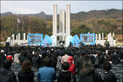 금년 4월 19일 4.19국립묘지에서 4.19혁명 51주년 기념식이 열리고 있다