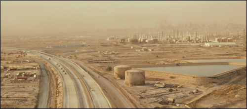  영화의 마지막, 로이 밀러 준위팀이 탑승한 차량은 멀리 보이는 정유시설을 향한다.