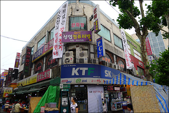 서울 영등포역 앞 영등포 먹자골목 들머리에 위치한 영중로6상가 건물의 모습. 건물주 유씨는 임차인들에게 오는 6월 30일까지 가게를 비우라는 요구를 한 상황이다. 