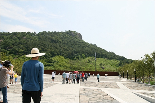  대통령 묘역. 뒤로 보이는 산이 봉화산 사자바위다.