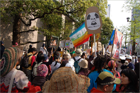 지난 4월 히로시마에서 열린 탈원전을 요구하는 시민들의 집회. 쥬고쿠 전력 건물 앞.