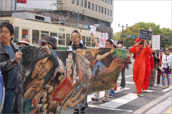 원자폭탄 투하의 체험을 가진 히로시마에서 후쿠시마 원전 사고 이후, 탈원전을 외치며 시위 및 행진에 참여한 시민들