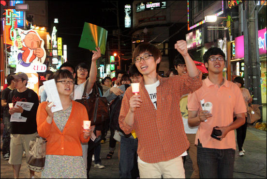 ‘반값 등록금’ 촛불아, 모여라! 궁동 로데오 거리에서 '반값 등록금' 촛불을 마친 대학생들이, 인근 지역을 돌며 '반값 등록금' 촛불에 함께 하기를 호소하고 있다.