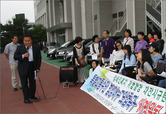 자신도 장애인인 자유선진당 이상민(대전 유성) 국회의원이 기자회견 자리에 참석, 격려 발언을 하고 있다.