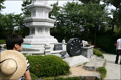  용궁사 입구에 있는 교통기원탑.