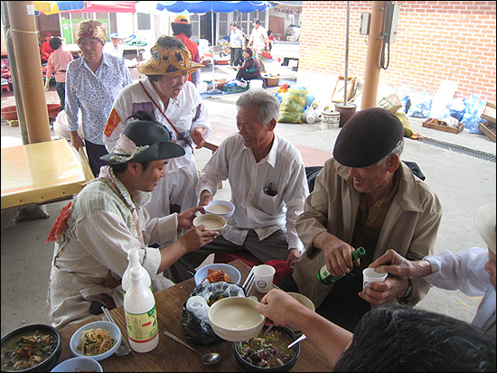  장날마다 나오시는 ‘일로품바’ 열성 어르신 팬들과 나누는 막걸리 잔이 정겹다.
