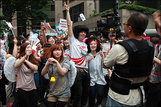 10일 오후 서울 종로구 청계광장 앞에서 '반값등록금 실현을 위한 립덥(Lipdub) 영상' 촬영에 참여한 학생과 시민들이 YB의 <나는 나비> 노래에 맞춰 한 목소리로 부르고 있다.