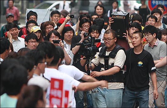 탁현민씨가 지난 6월 10일 오후 서울 종로구 청계광장 앞에서 '반값등록금 실현을 위한 립덥(Lipdub) 영상'을 참가자들과 함께 촬영하고 있다.