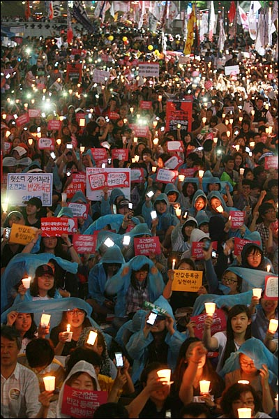 10일 오후 서울 청계광장에서 열린 '조건없는 반값등록금 실현을 위한 국민촛불대회'에서 대학생, 시민, 야당인사들이 촛불과 휴대폰 불빛을 밝히며 구호를 외치고 있다.