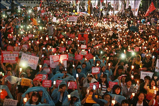 10일 오후 서울 청계광장에서 열린 '조건없는 반값등록금 실현을 위한 국민촛불대회'에서 대학생, 시민, 야당인사들이 촛불과 휴대폰 불빛을 밝히며 구호를 외치고 있다.