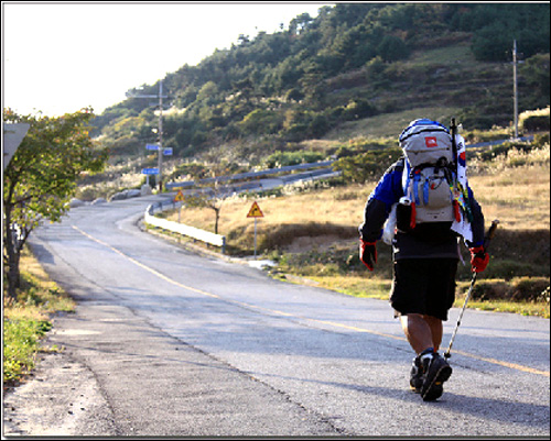2005년 11월부터 2010년 10월까지 5년간 대한민국 10바퀴 2만 5000km를 걸은 남상범 선생이 다시 우리국토를 걷기 위해 배낭을 꾸렸다.