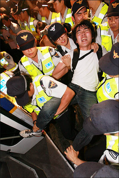 '반값등록금' 실현을 촉구하며 10일 밤 청와대 앞에서 기습시위를 벌인 대학생이 사지가 들린 채 경찰에 강제연행되고 있다.