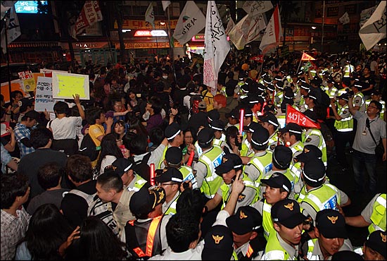반값등록금 촛불문화제를 마친 대학생들이 10일 오후 서울 중구 한국은행 앞에서 거리행진을 벌이다가 경찰들에게 막혀 대치를 벌이고 있다.