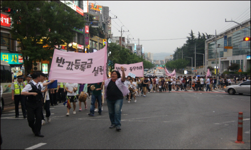  경북대 학생들이 학교 법인화 반대 집회를 마치고 반값등록금 결의대회에 참가하기 위해 2.28공원까지 4KM의 거리행진을 벌였다.