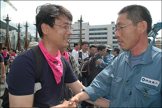 2011년 6월 12일 1차 희망버스. 희망버스를 기획한 송경동 시인이 이날 오후 3시경 한진중공업을 나오면서 조합원들과 인사를 나누고 있다.