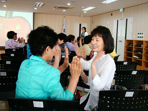 해피레크강사단의 강의는 어르신들이 즐겁게 참여할 수 있는 프로그램들로 구성된다.