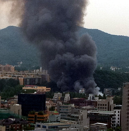 12일 오후 2시 56분께 서울 강남구 포이동 무허가 판자촌에서 대형화재가 발생했다. 