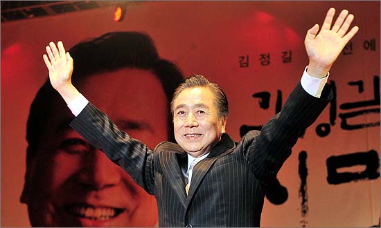 12일 오후 김정길 전 행정자치부 장관은 광주 김대중컨벤션센터에서 출판기념회를 열고 내년 대선 도전 의지를 밝혔다. 김 전 장관이 지지자들의 환호에 손을 들어 화답하고 있다.