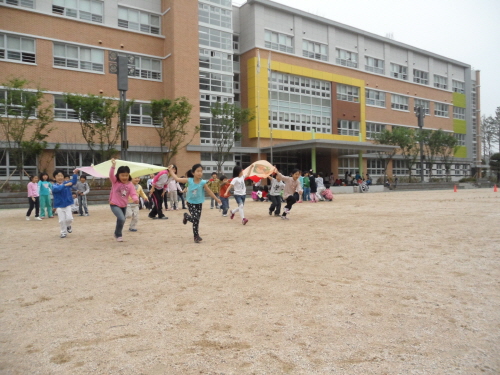 1학년 아이들이 운동장에 모여서 토요교과통합 체험학습 '가람빛 학교' 활동을 하고 있습니다.