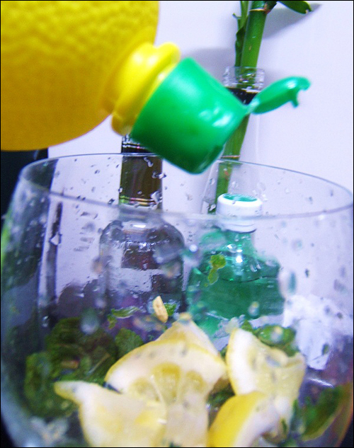 컵 안에서 으깬 민트잎과 레몬에다 레몬 주스를 서너 방울 떨어뜨린다.