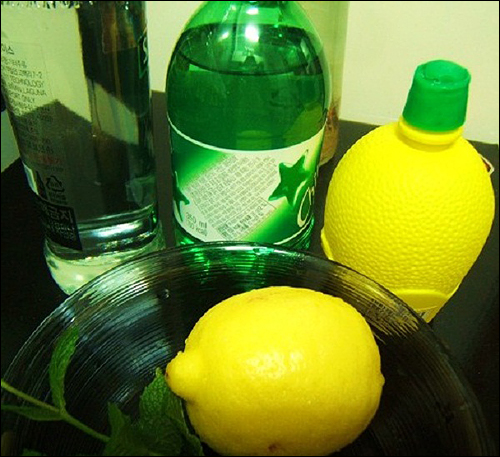 럼주, 탄산수, 레몬주스, 레몬, 민트 몇 줄기