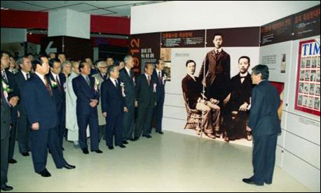 '이승만과 나라세우기' 전시회 개막식 후 전시장을 들러보는 김영삼 대통령(왼쪽 첫번째)


