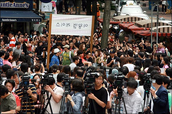  수백명의 학생들이 유명 연예인들이 등장할 때마다 환호하고 있다.