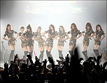 SM 타운 파리 공연에서 소녀시대가 공연을 펼치고 있다.