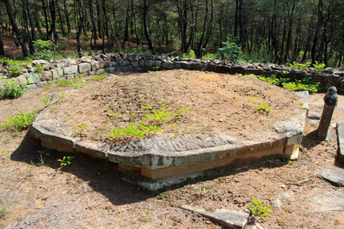 경남 기념물 제42호로 지정이 된 팔각고분. 조선 태종 때 사온서 직장이던 하현의 묘이다